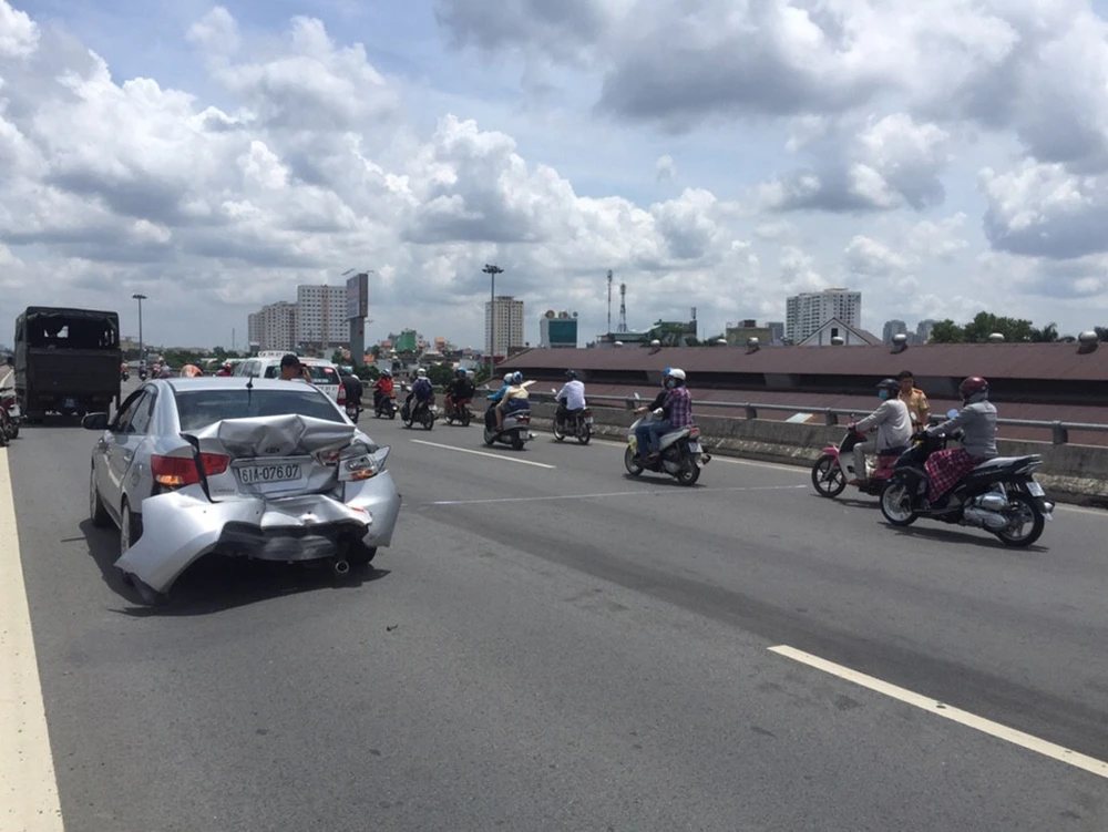 Xe ô tô khách tông vào đuôi xe ô tô bốn chỗ trên cầu Bình Lợi 2, quận Thủ Đức ngày 18-9.